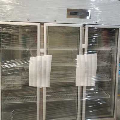 Un frigorifero medico di vetro di riscaldamento di 304 farmacie di acciaio inossidabile delle porte utilizzato nel laboratorio dell'ospedale