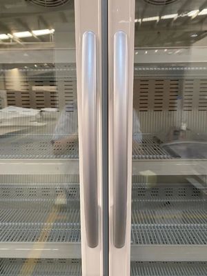 Farmacia della porta del doppio di alta qualità e frigorifero di vetro del laboratorio con capacità leggera interna 656L del LED più grande