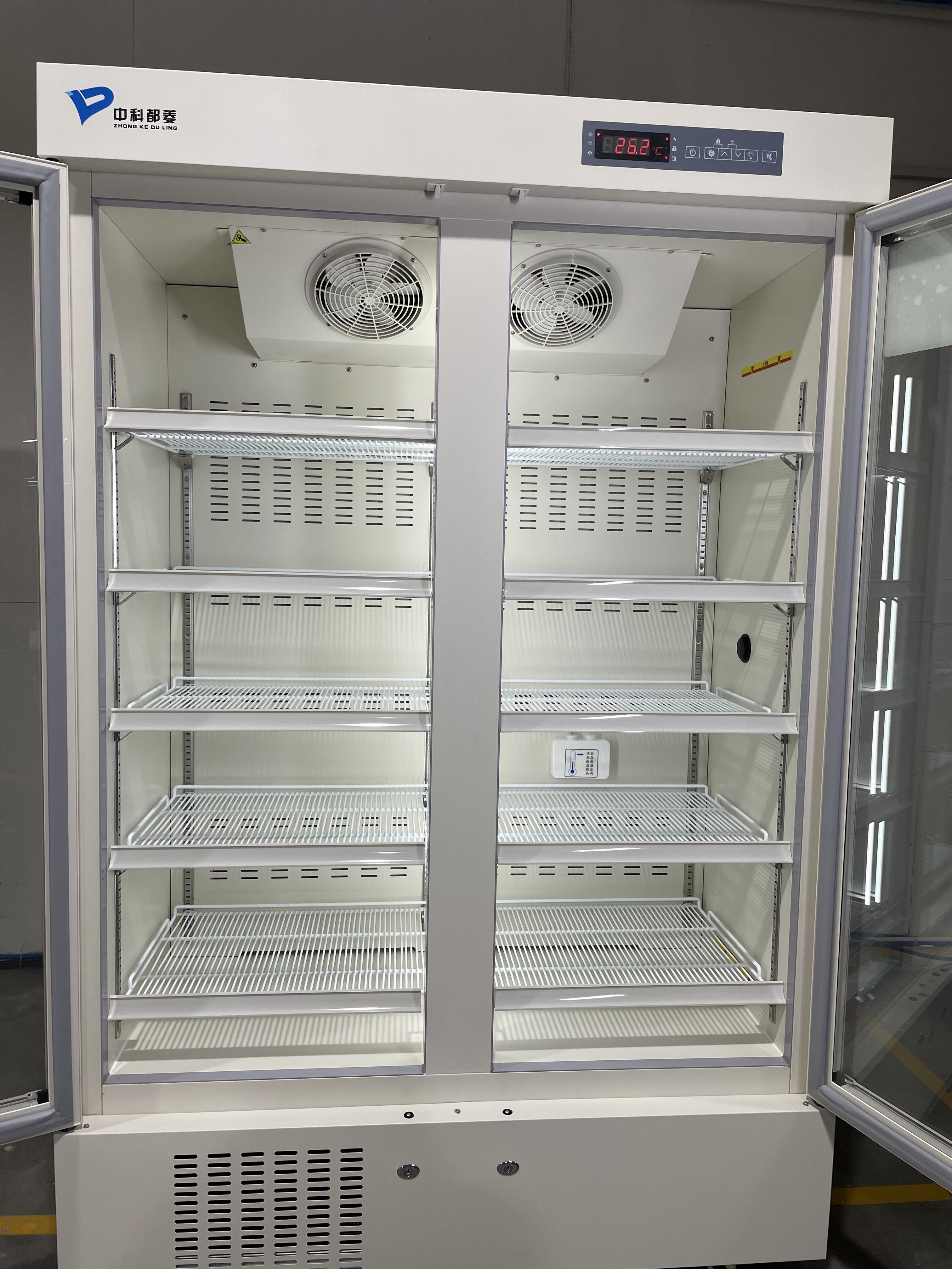 frigorifero della farmacia 656L con la doppia luce interna di vetro della porta LED